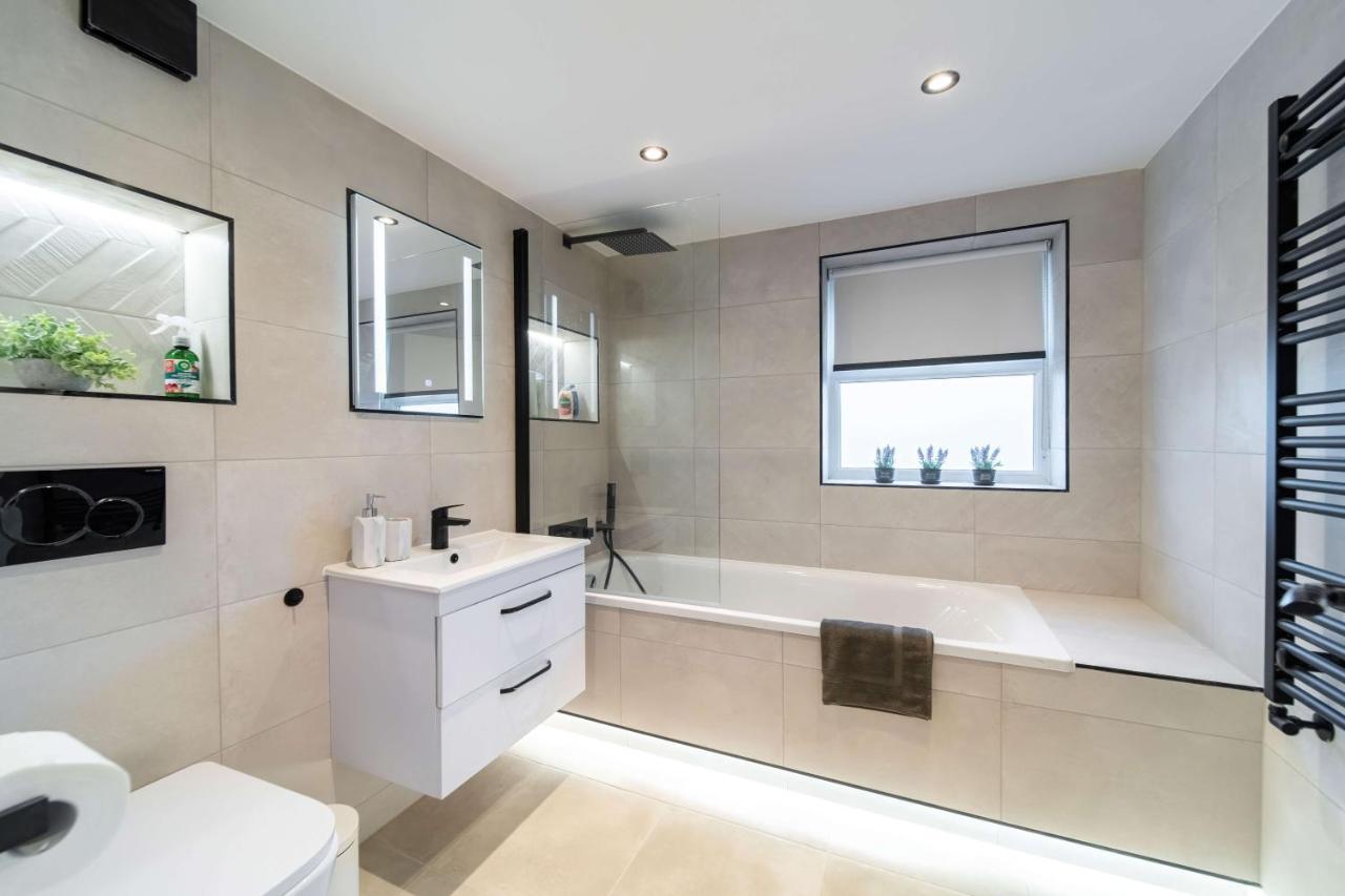 Stunning 3 Bed 3 Bath Townhouse Apartment London