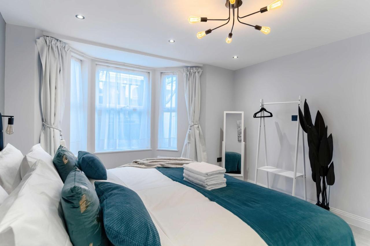 Stunning 3 Bed 3 Bath Townhouse *