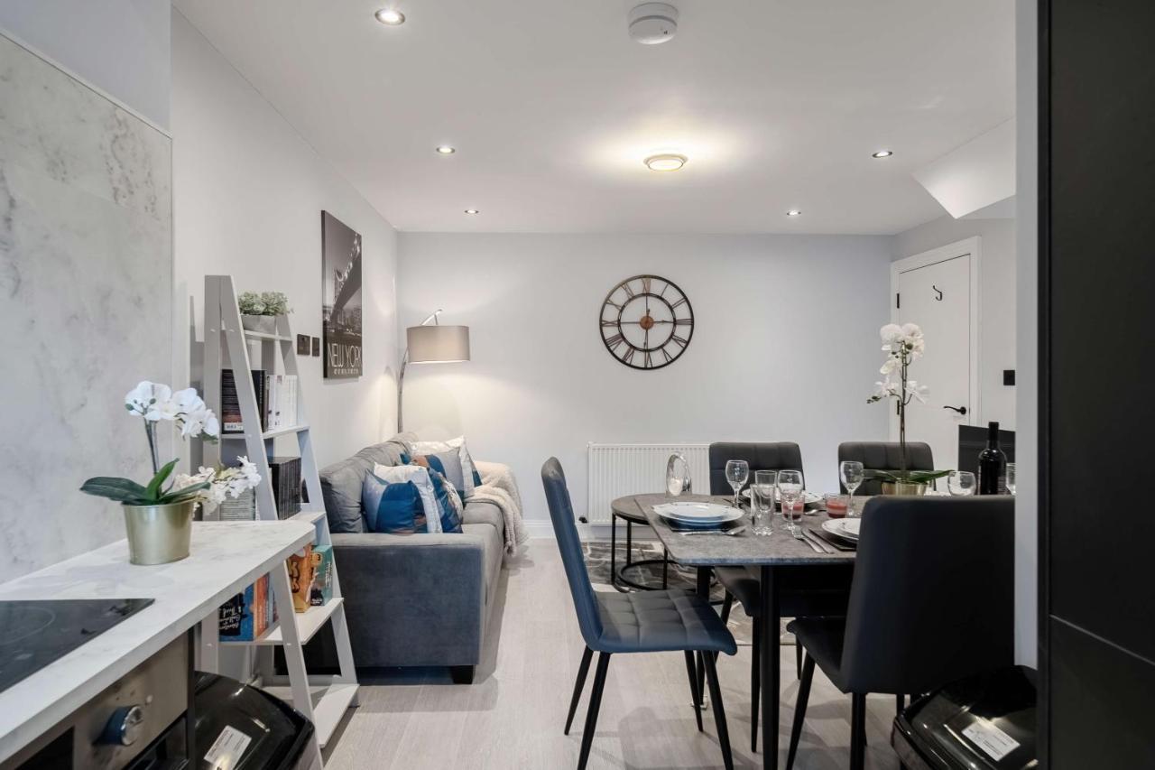 Stunning 3 Bed 3 Bath Townhouse Apartment *