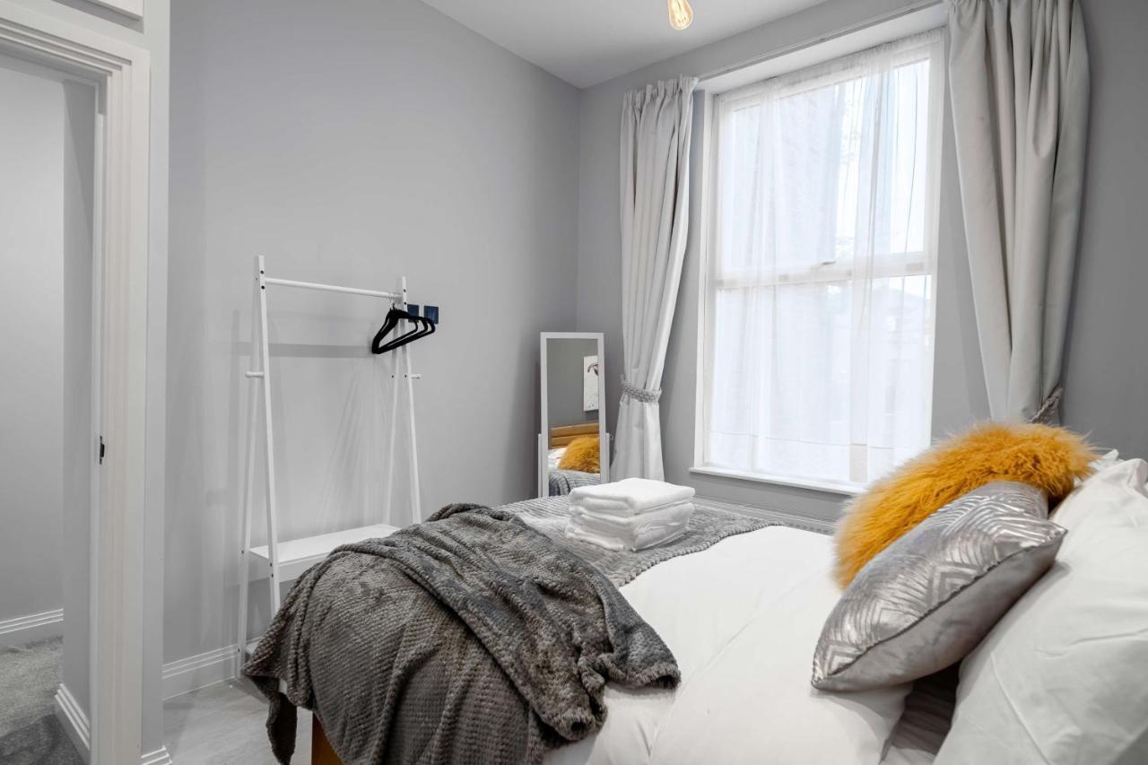 Stunning 3 Bed 3 Bath Townhouse *