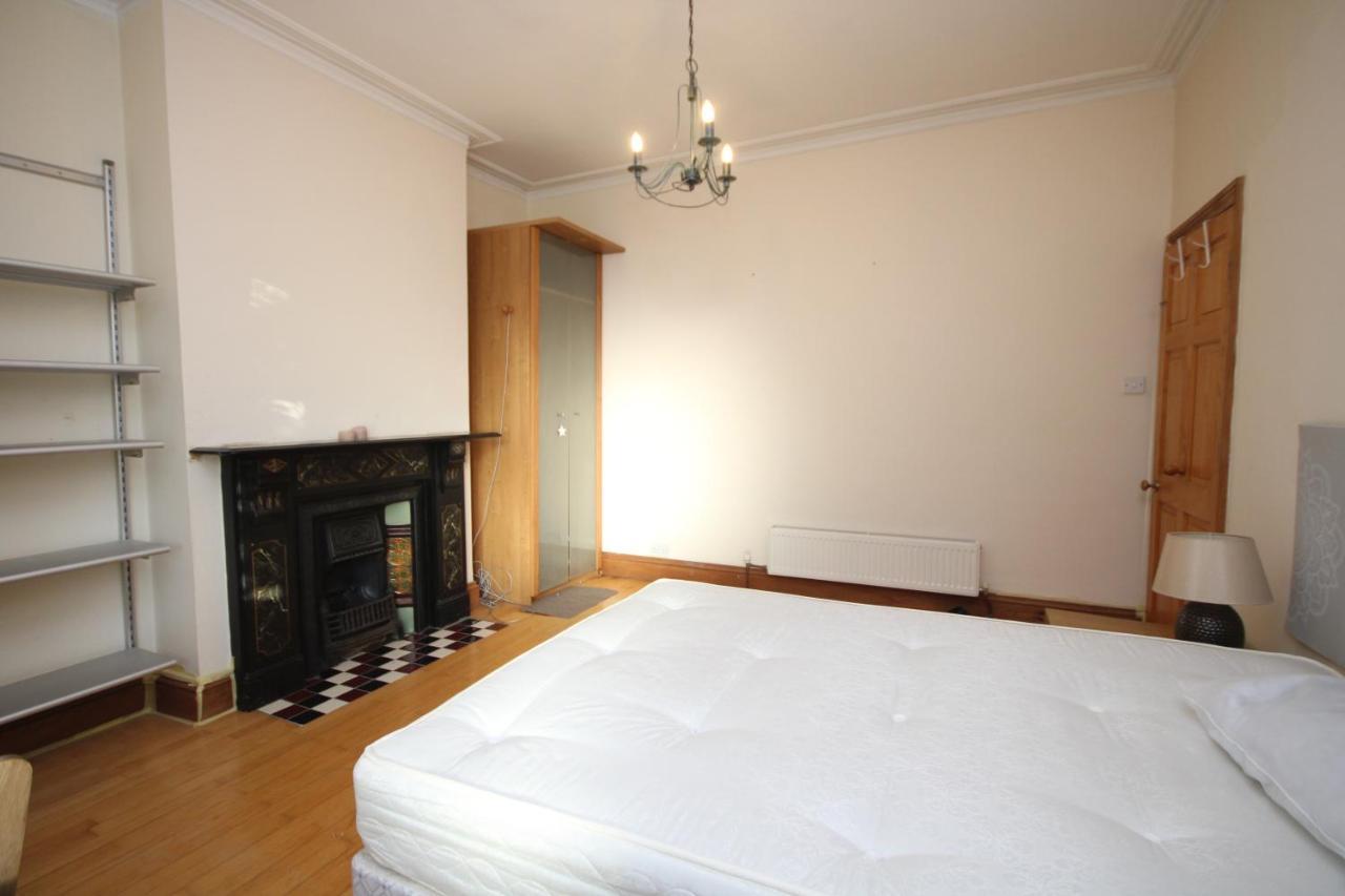 Three Bedroom Flat With Garden In Fulham Apartment