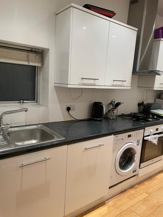 Cozy & Spacious 2 Mins Away From Train Station * Londres