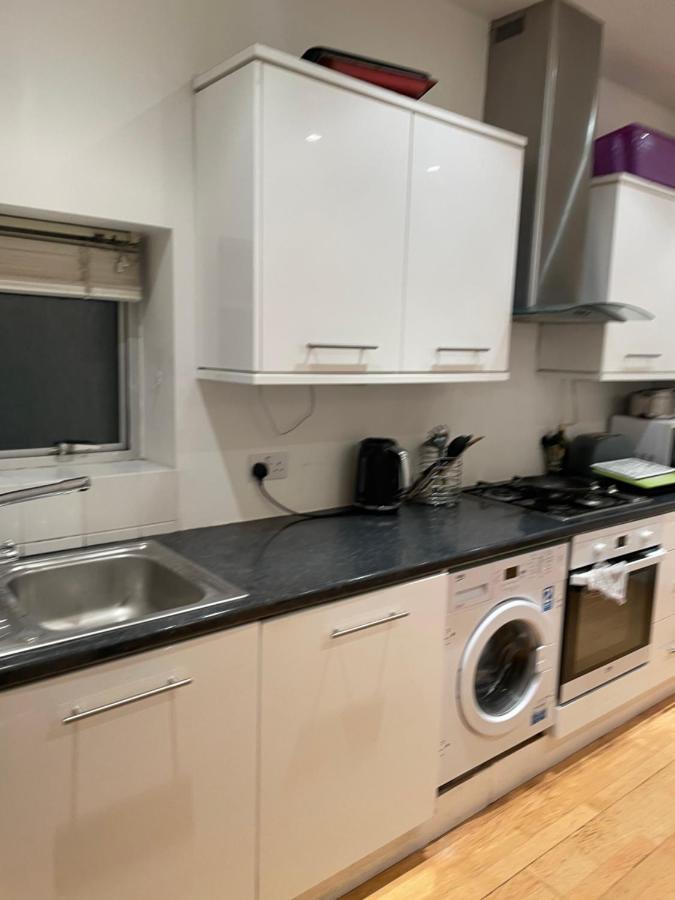 Séjour chez l'habitant Cozy & Spacious 2 Mins Away From Train Station