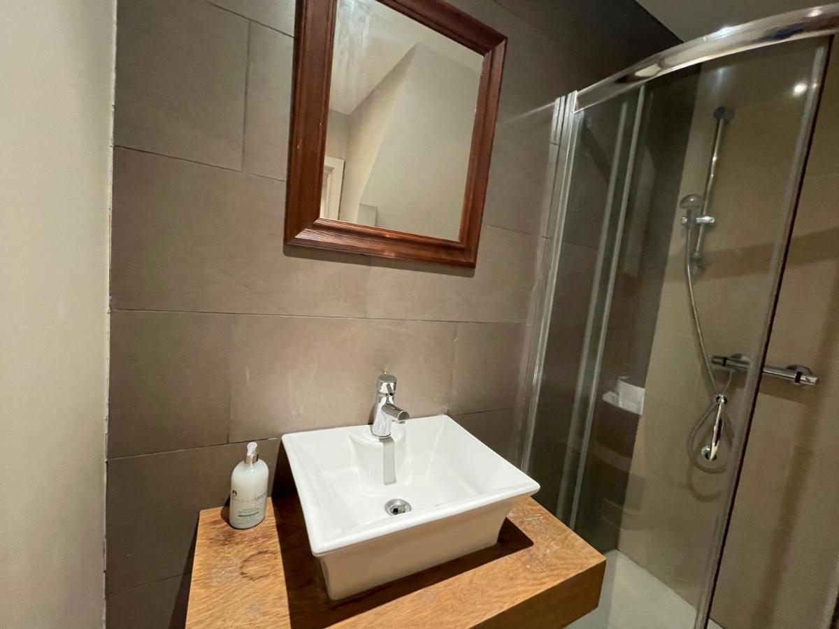 Cozy & Spacious 2 Mins Away From Train Station Londres