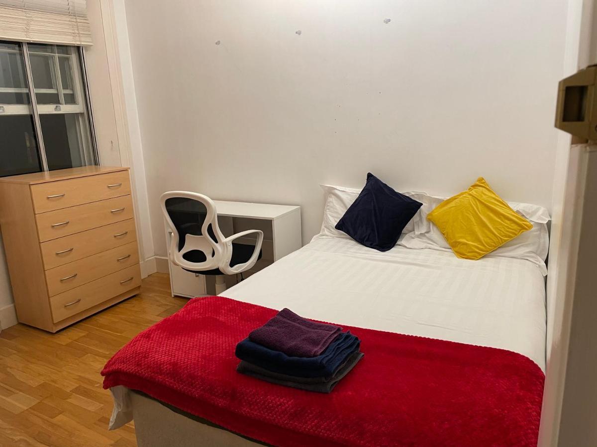 Séjour chez l'habitant Cozy & Spacious 2 Mins Away From Train Station