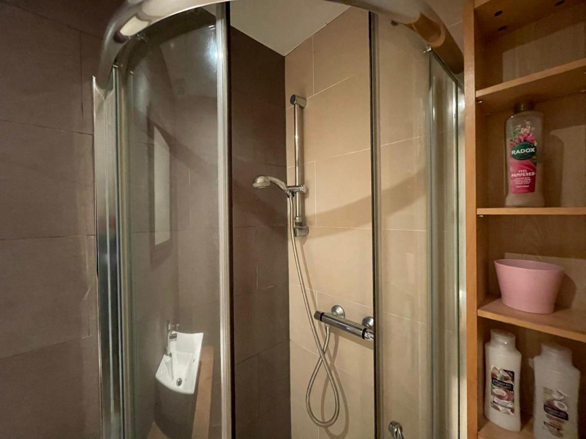 Cozy & Spacious 2 Mins Away From Train Station