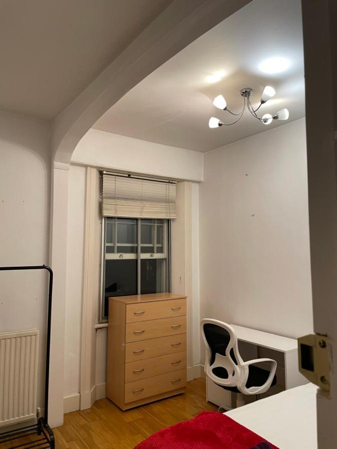 Cozy & Spacious 2 Mins Away From Train Station Séjour chez l'habitant Londres