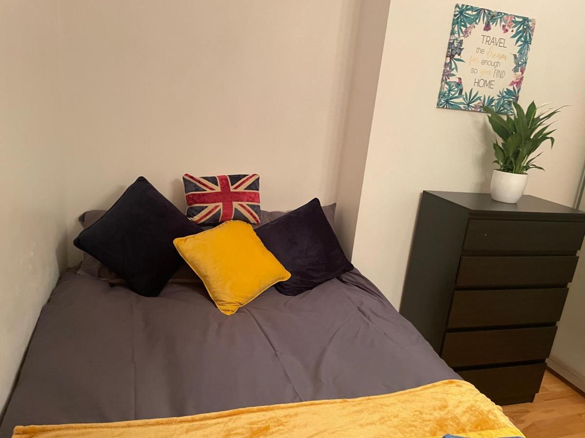 Cozy & Spacious 2 Mins Away From Train Station Séjour chez l'habitant *