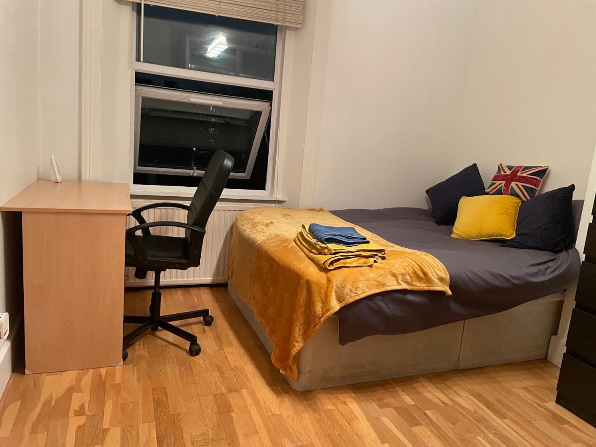 Séjour chez l'habitant Cozy & Spacious 2 Mins Away From Train Station