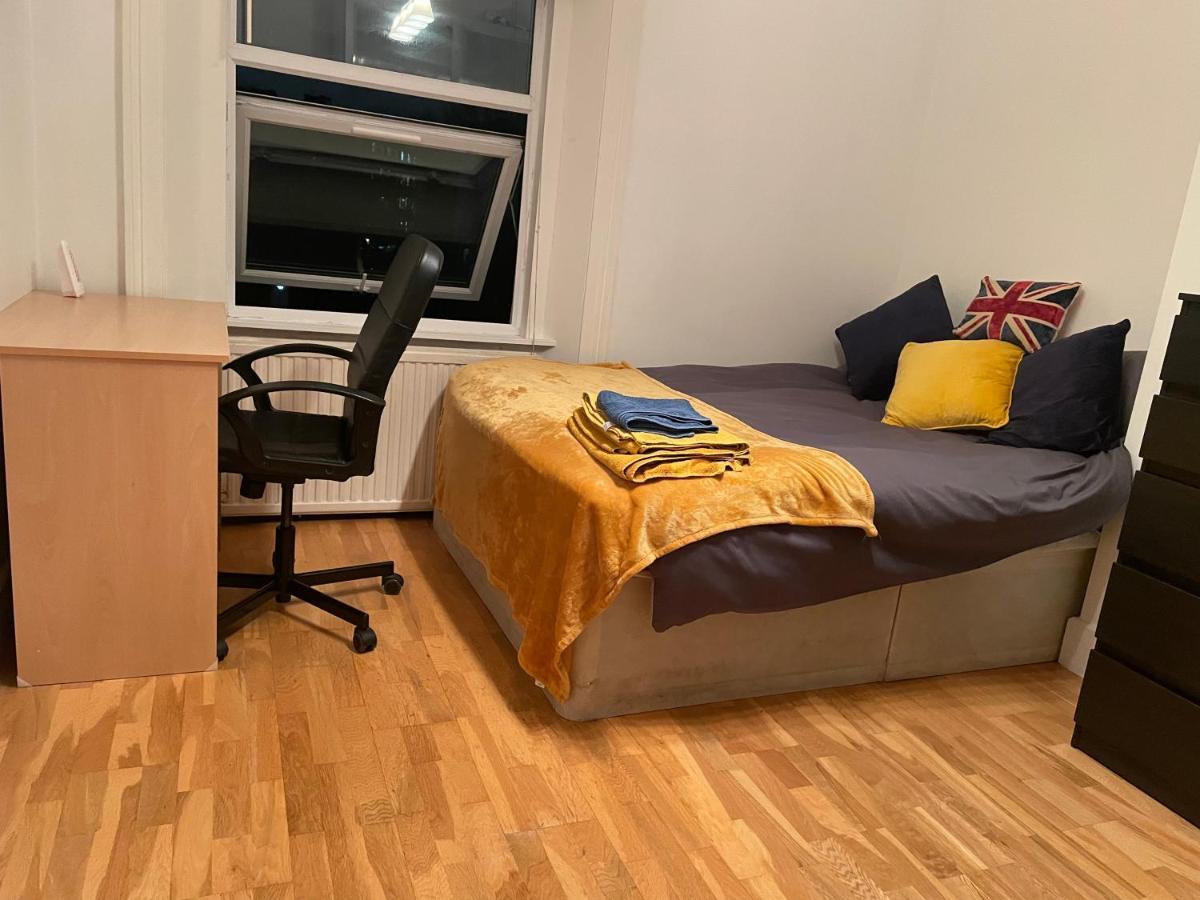 Cozy & Spacious 2 Mins Away From Train Station