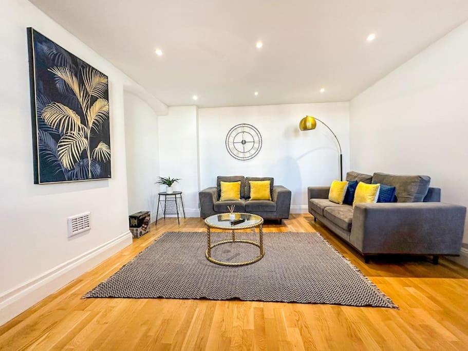 Newly Refurbished Luxury 3 Bedroom Appartement *