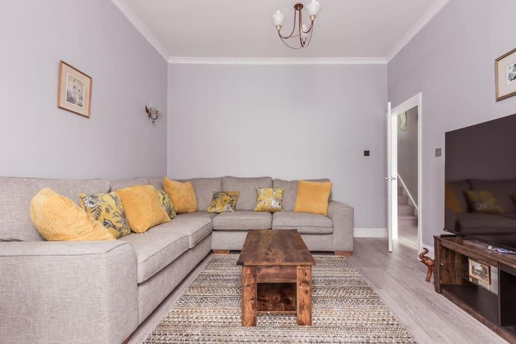4 Bedroom House, 2 Min Walk From Station Vakantiehuis Londen