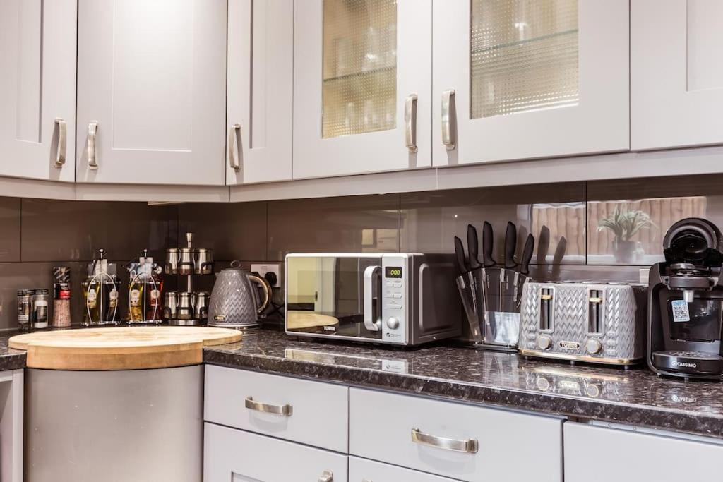 Hébergement de vacances 4 Bedroom House, 2 Min Walk From Station Londres