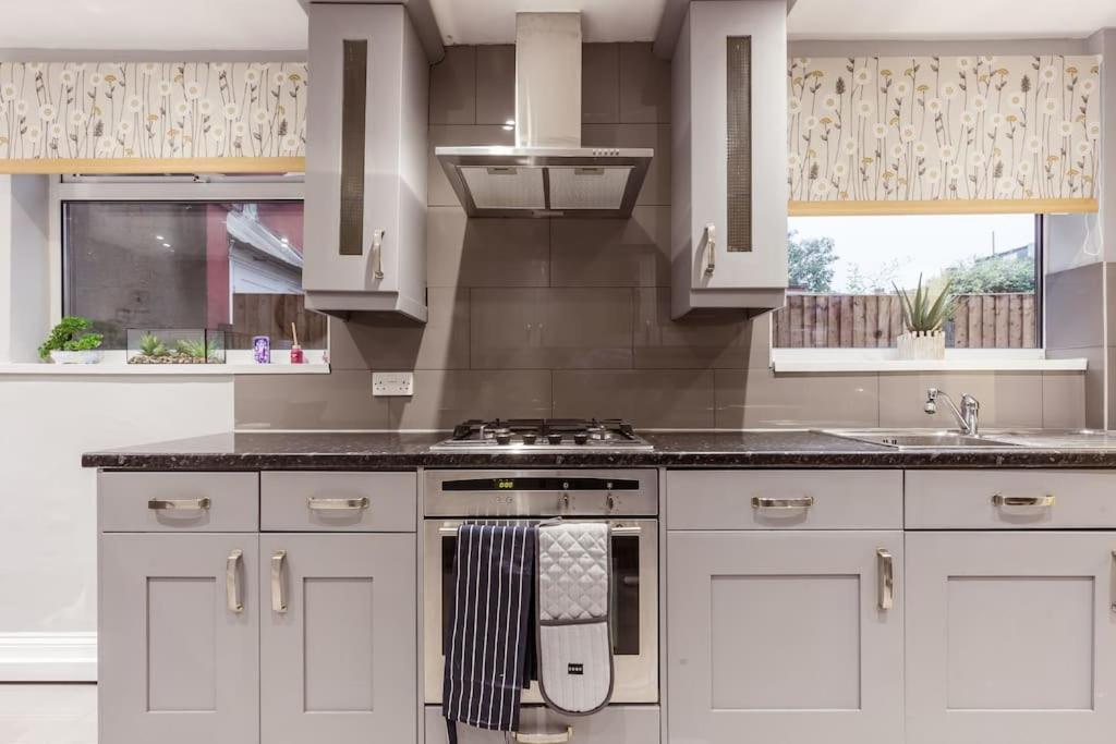 4 Bedroom House, 2 Min Walk From Station Londen