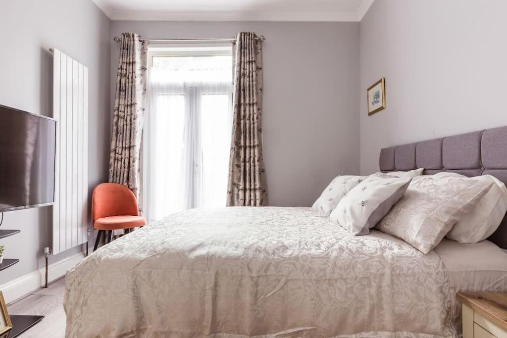 4 Bedroom House, 2 Min Walk From Station * Londen