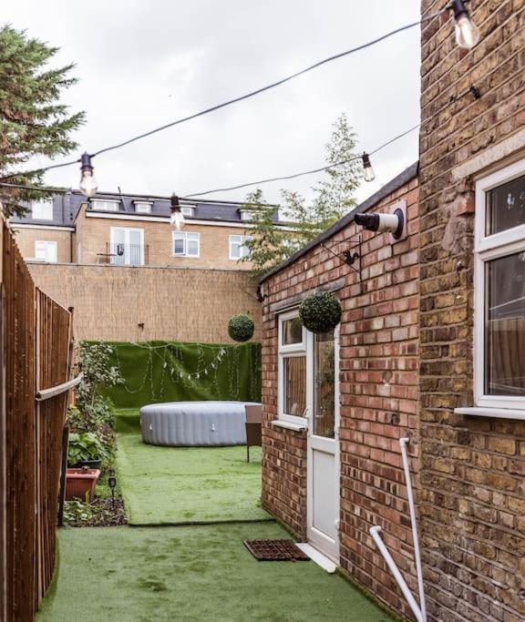 4 Bedroom House, 2 Min Walk From Station * Londen