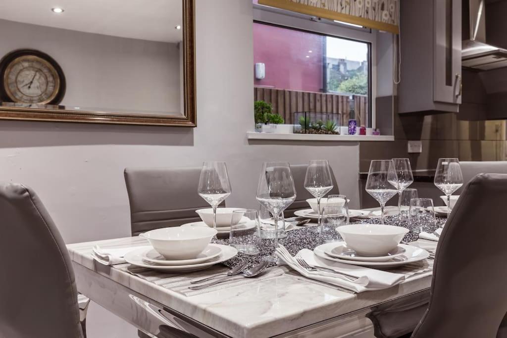 Vakantiehuis 4 Bedroom House, 2 Min Walk From Station
