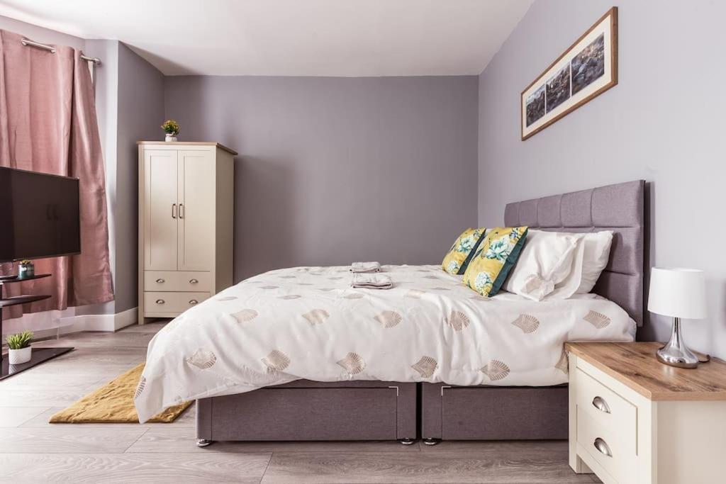 4 Bedroom House, 2 Min Walk From Station Londen
