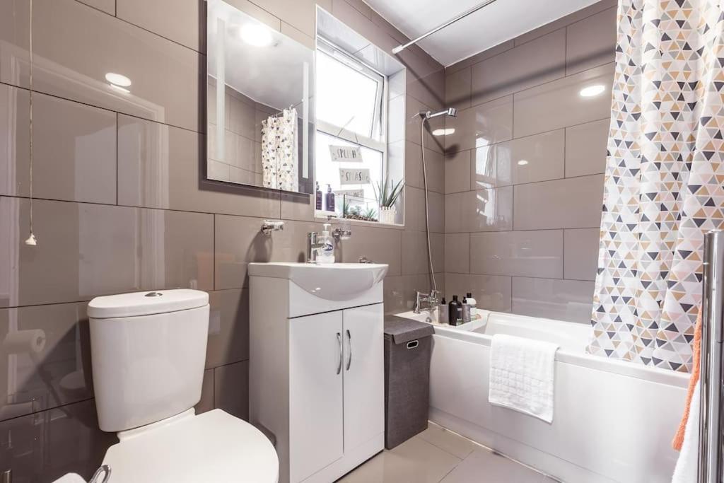 4 Bedroom House, 2 Min Walk From Station Londen