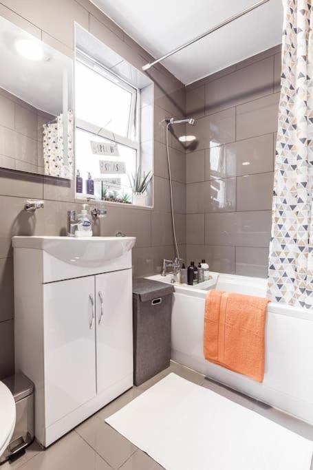 Vakantiehuis 4 Bedroom House, 2 Min Walk From Station Londen