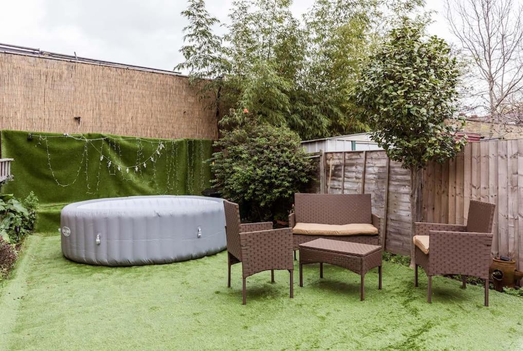 4 Bedroom House, 2 Min Walk From Station Londen