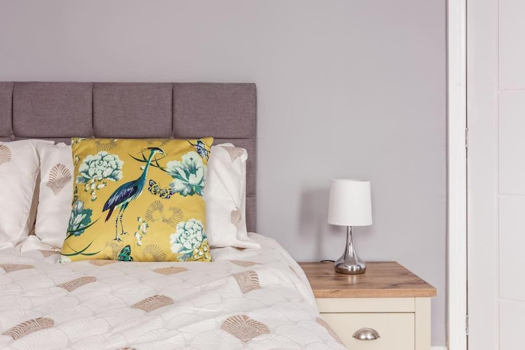 Vakantiehuis 4 Bedroom House, 2 Min Walk From Station Londen