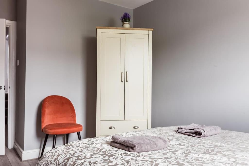 Vakantiehuis 4 Bedroom House, 2 Min Walk From Station Londen