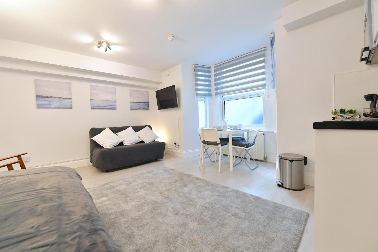 Studios: Line Convenience Near Westfield Apartment *