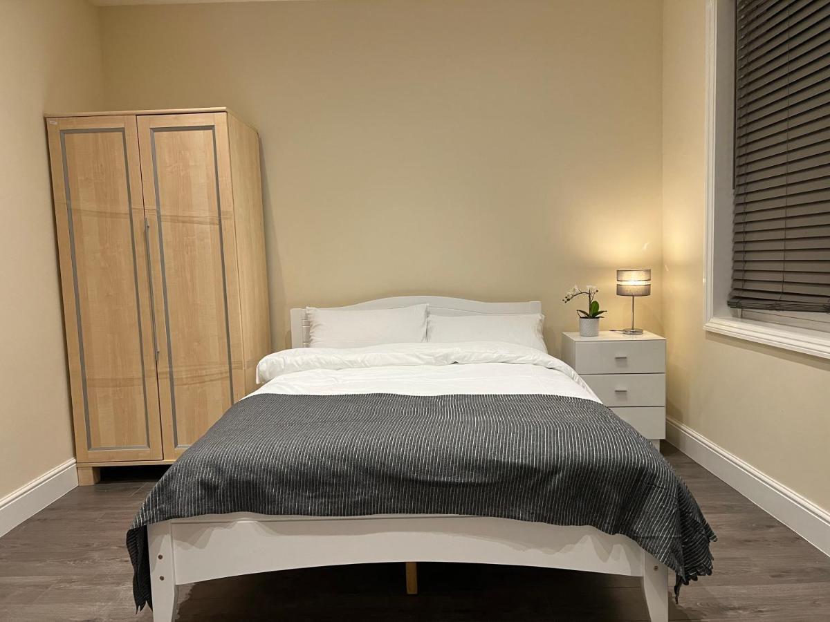 Bed & Breakfast Beautiful Only Few Steps Away From Bruce Grove Tottenham Stadium *