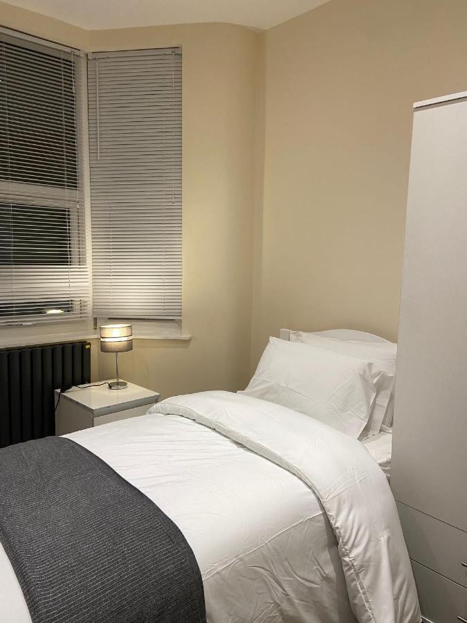 Bed & Breakfast Beautiful Only Few Steps Away From Bruce Grove Tottenham Stadium *
