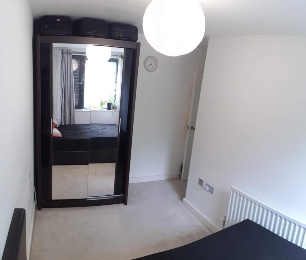 Newly Refurbished - Entire 4 Bedroom Private House With Kitchen, Living & Private Garden - 1 Cape House London, Within 30 Mins From London, Bridge & Canary Wharf Сasa de vacaciones *