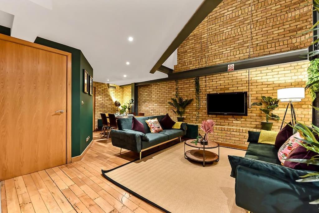 Spacious 2 Bed Urban Jungle Flat, Appartement *