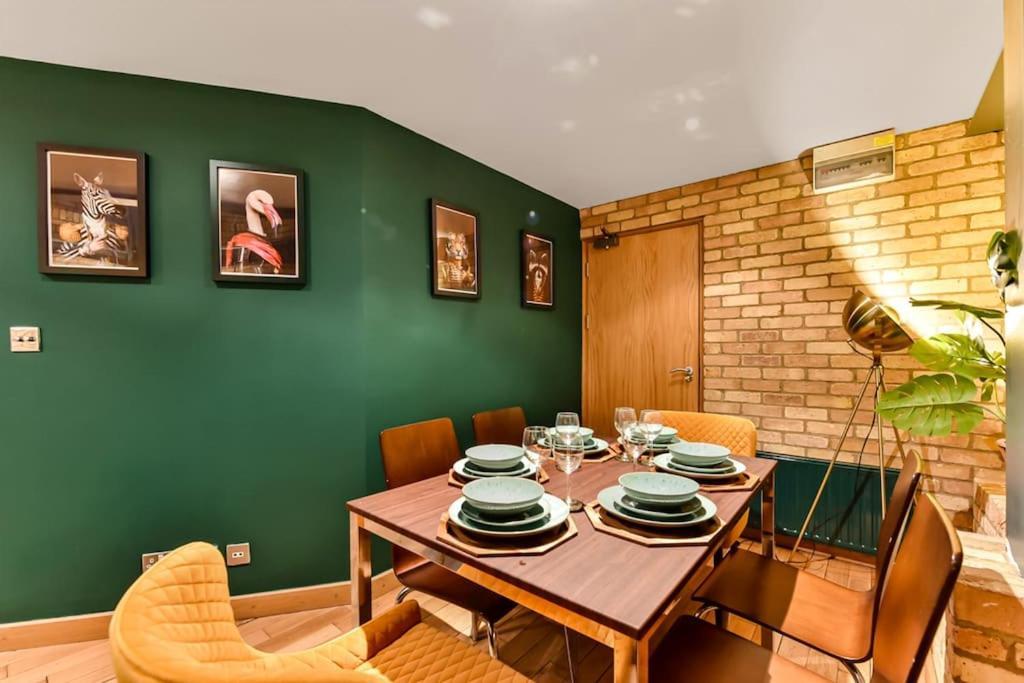 Spacious 2 Bed Urban Jungle Flat, Appartement Londres