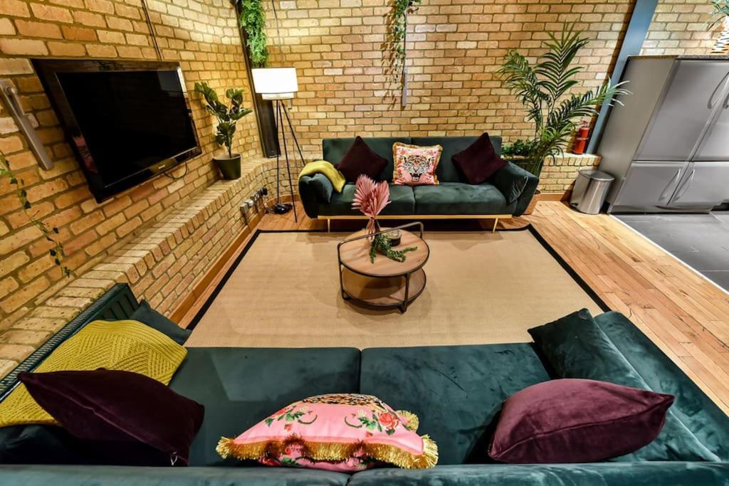 Spacious 2 Bed Urban Jungle Flat, Apartamento