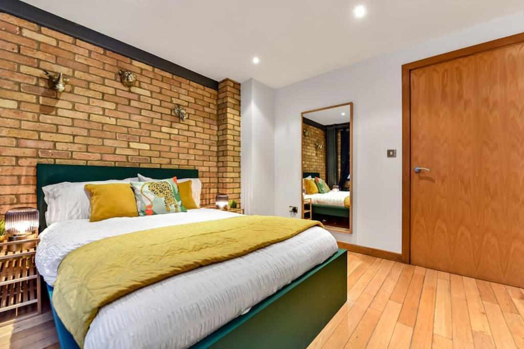 Spacious 2 Bed Urban Jungle Flat, Appartement Londres