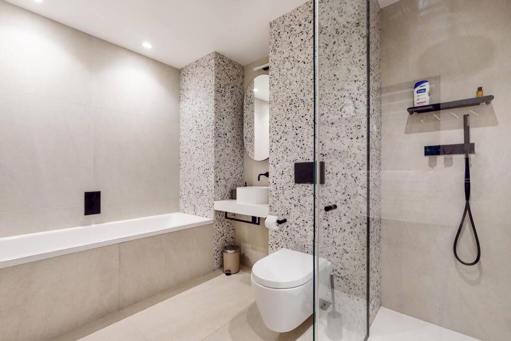 Modern 1 Bed Flat With Balcony In Kensal * Londres