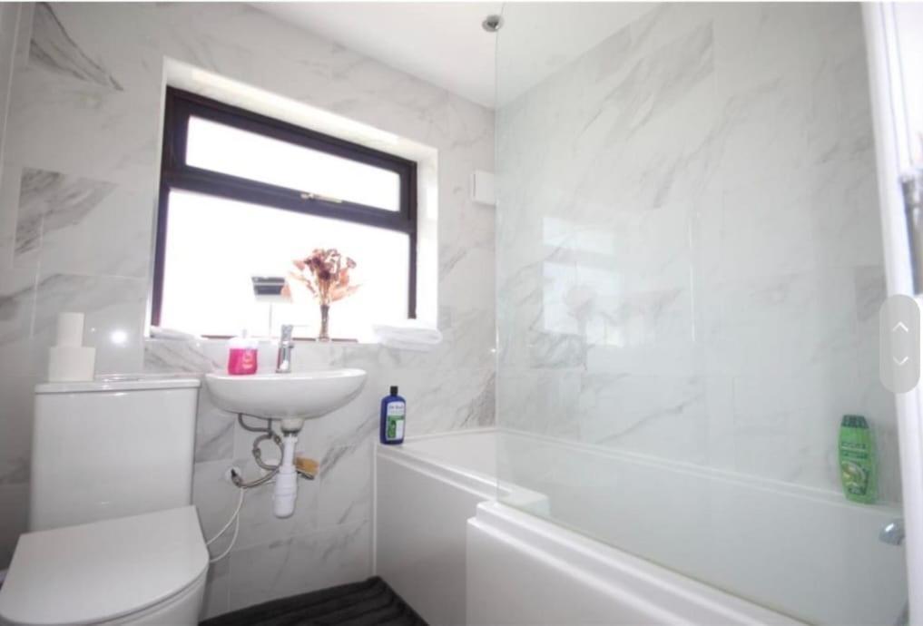 Apartamento 12 Minutes To Kings Cross, 6 Minutes Walks To The Train Station - Free Parking 3 Bed 2 Bath Fully Refurbished Flat No Party Or Gathering Allowed