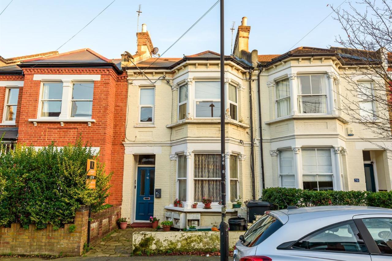 Homely 1-bed In Vibrant Zone 3