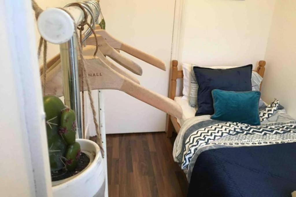 Cute 3 Bedroom Flat In Islington + Parking *