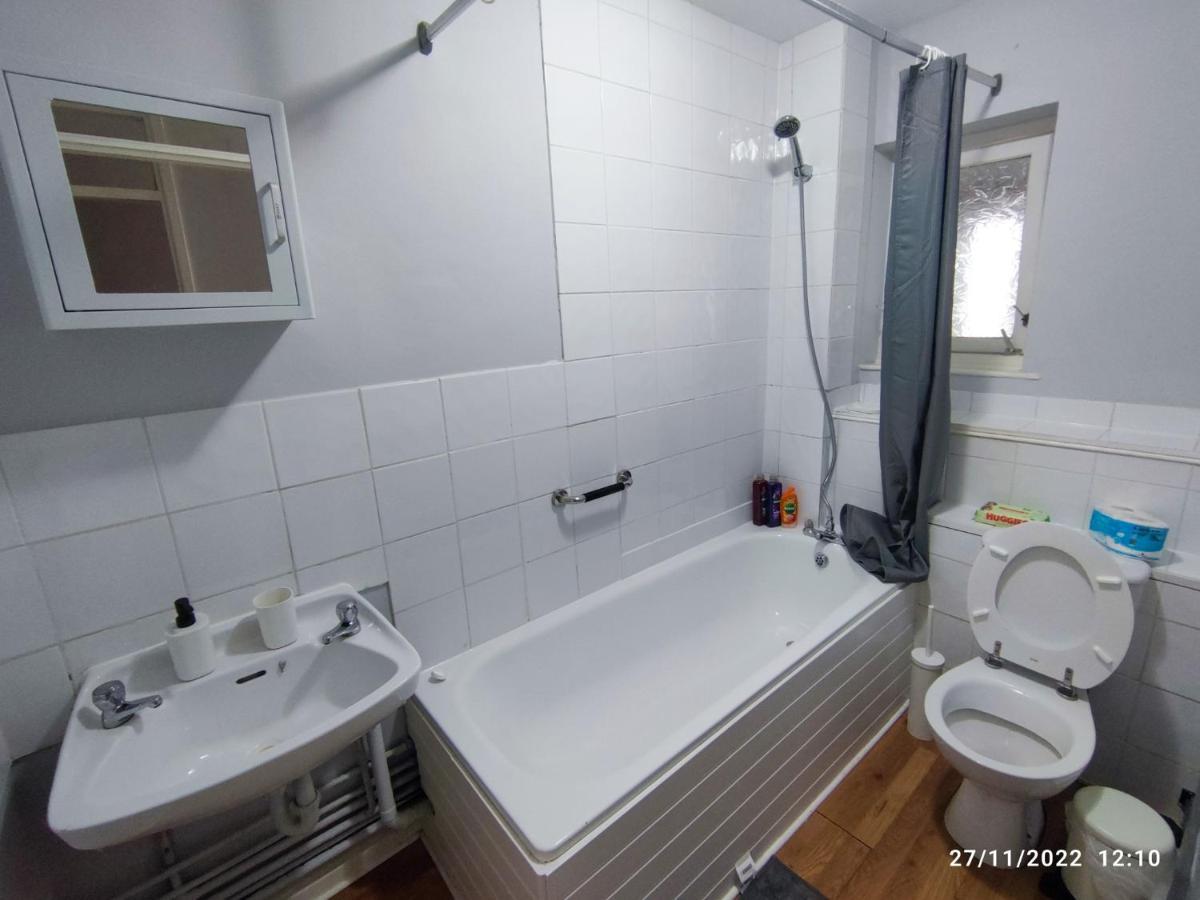 And Quiet Flat In London! Close To Station London