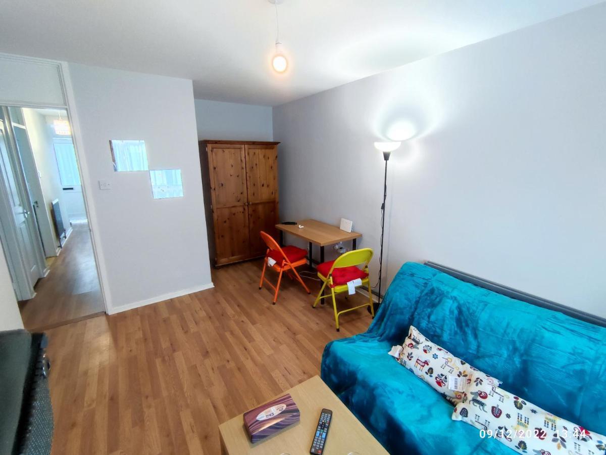 And Quiet Flat In London! Close To Station