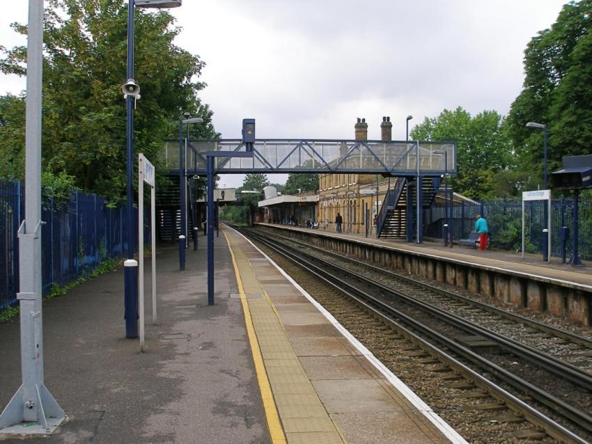 Vintage 3 Bedroom House Near Catford - 1 Double Bed, 3 Single Beds, Max 5 People Apartment *