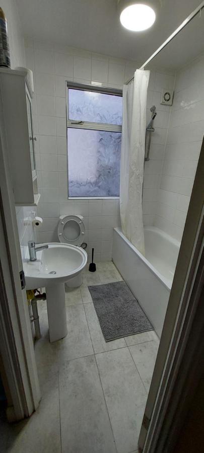Family Friendly 3 Bedroom Flat Zone 2 - Children Free!