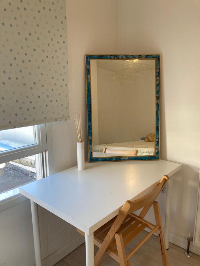Guest house Redecorated Double With Shared Bathroom And Kitchen *