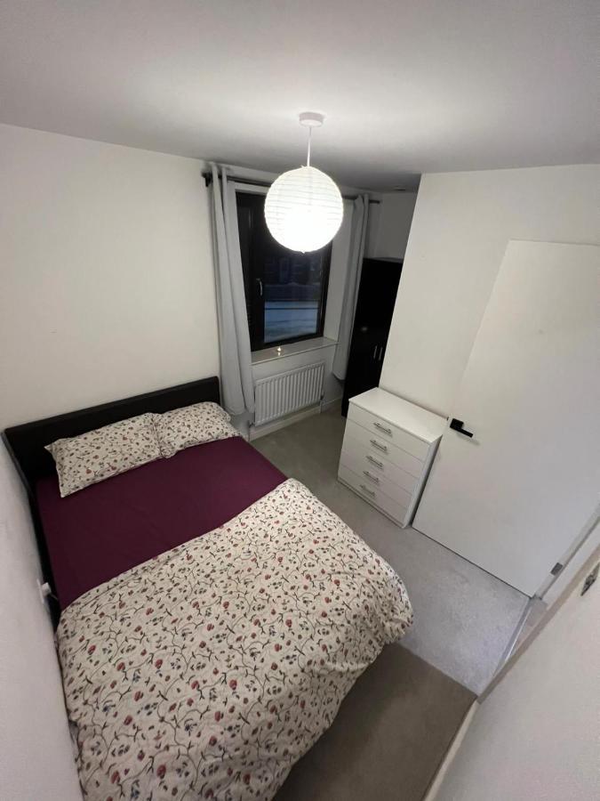 Newly Refurbished - Entire 4 Bedroom Private House With Kitchen, Living & Private Garden - 1 Cape House London, Within 30 Mins From London, Bridge & Canary Wharf Сasa de vacaciones *