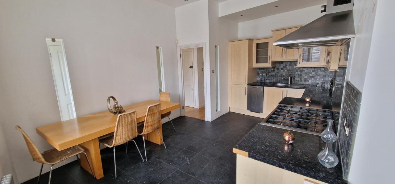 Action Packed Local 3br 1 Mins Walk To Everything Apartamento Londres