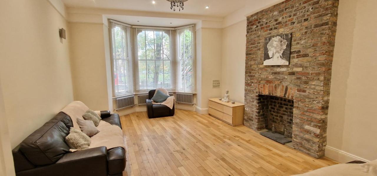 Action Packed Local 3br 1 Mins Walk To Everything Apartamento