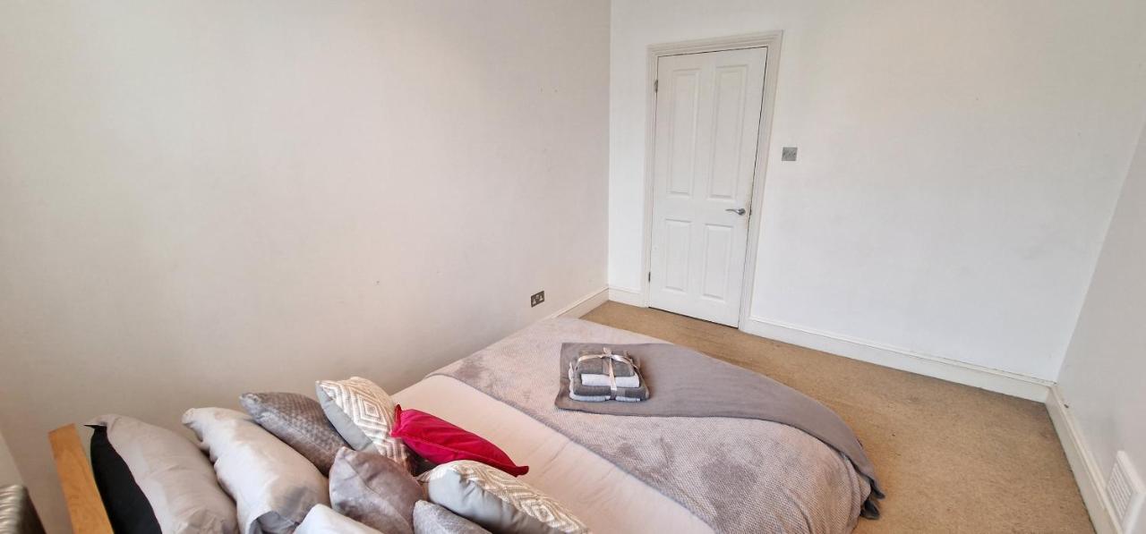 Action Packed Local 3br 1 Mins Walk To Everything * Londres