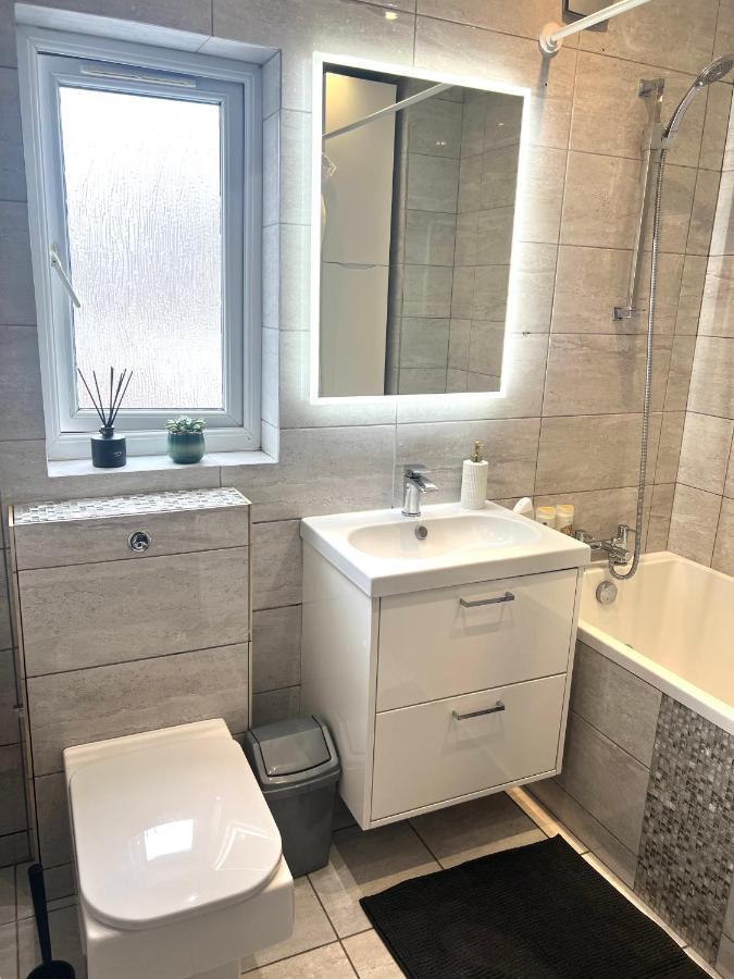 Cosy Double Bedroom For One Guest Pensión Londres