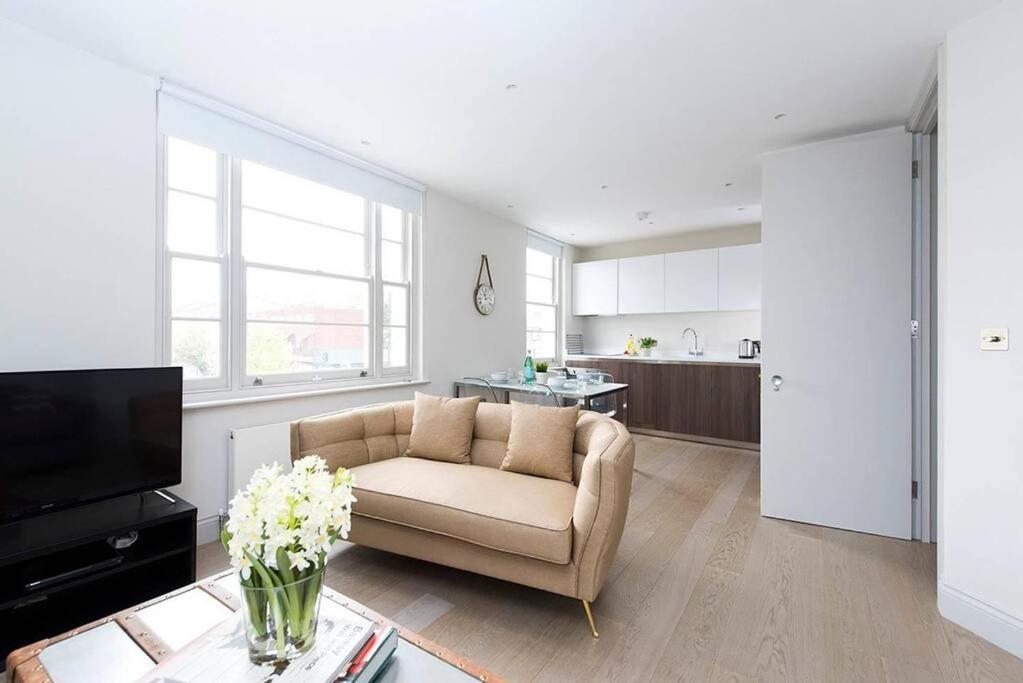 Apartamento Recently Redecorated Spacious And Modern 1br Flat In West *